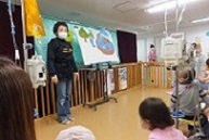 ３月１４日 人形劇団「ニッキ」の皆さんと一緒に、千葉大医学部付属病院小児科病棟へ行ってきました