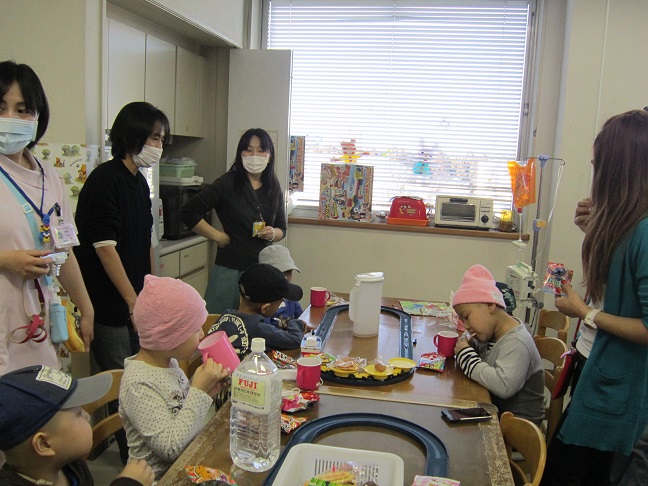 2月11日　こども病院でおやつパーティーをしました