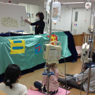 11月25日　千葉大学医学部付属病院小児科での人形劇