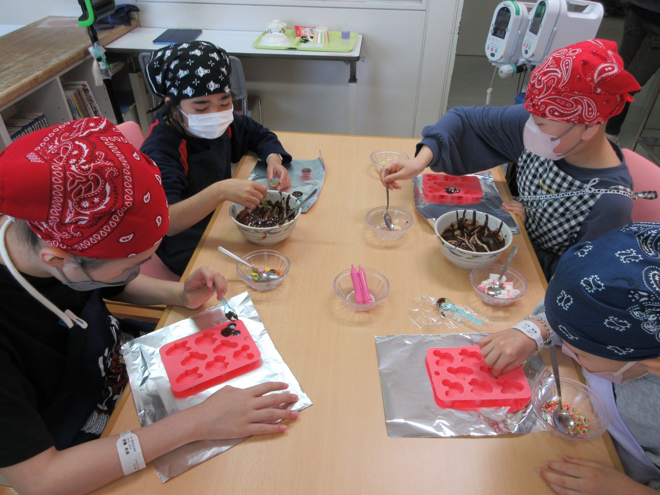 2月14日　千葉県こども病院　バレンタインチョコ作り