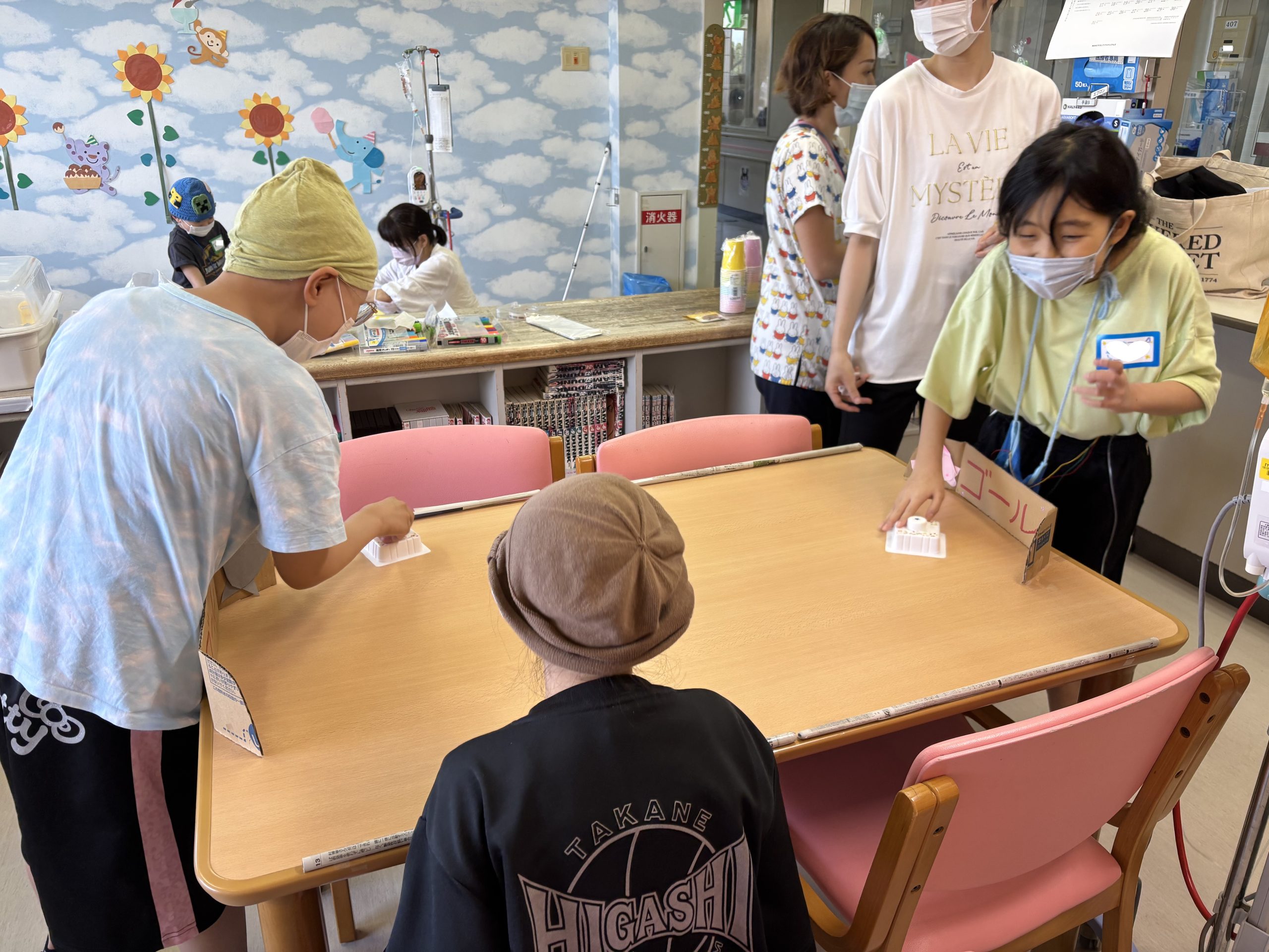 8月27日　千葉県こども病院　大学生とのテーブルホッケー＆紙コップタワー