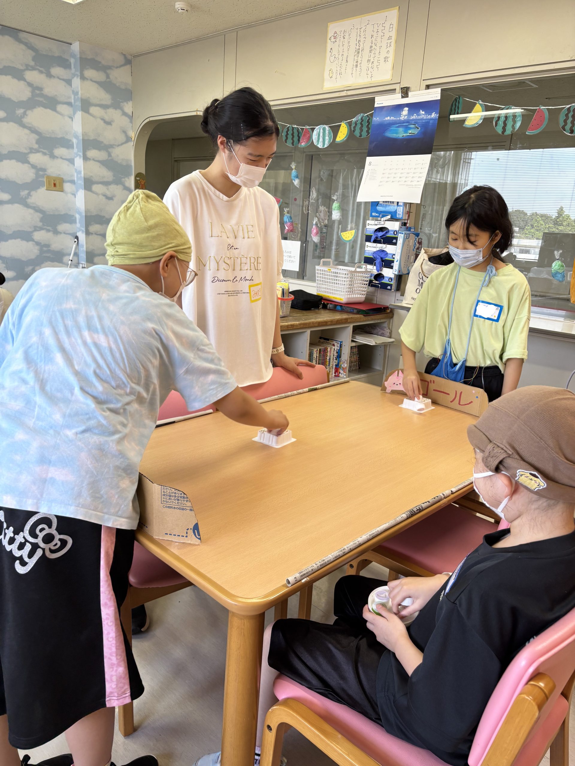 8月27日　千葉県こども病院　大学生とのテーブルホッケー＆紙コップタワー