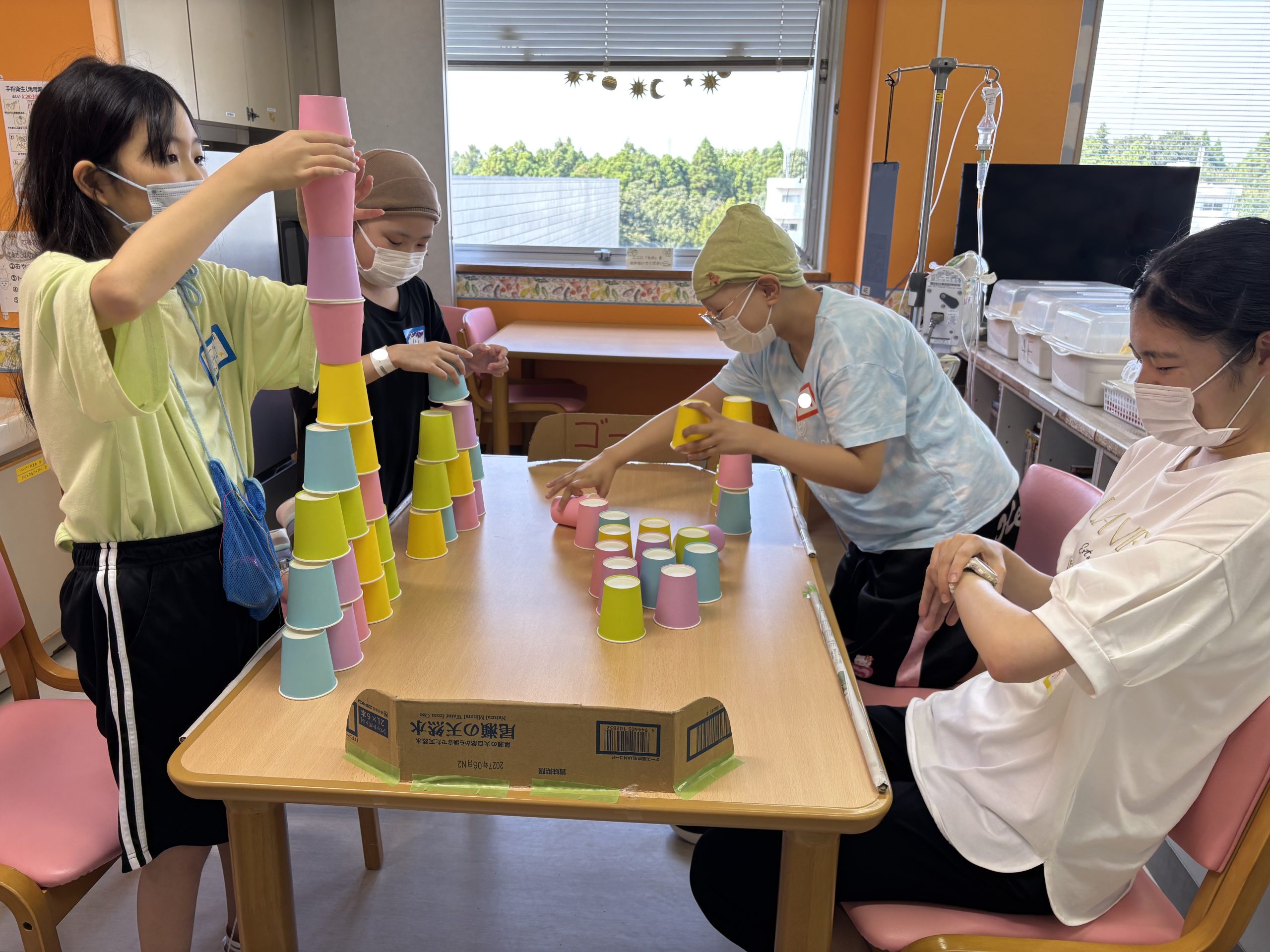 8月27日　千葉県こども病院　大学生とのテーブルホッケー＆紙コップタワー