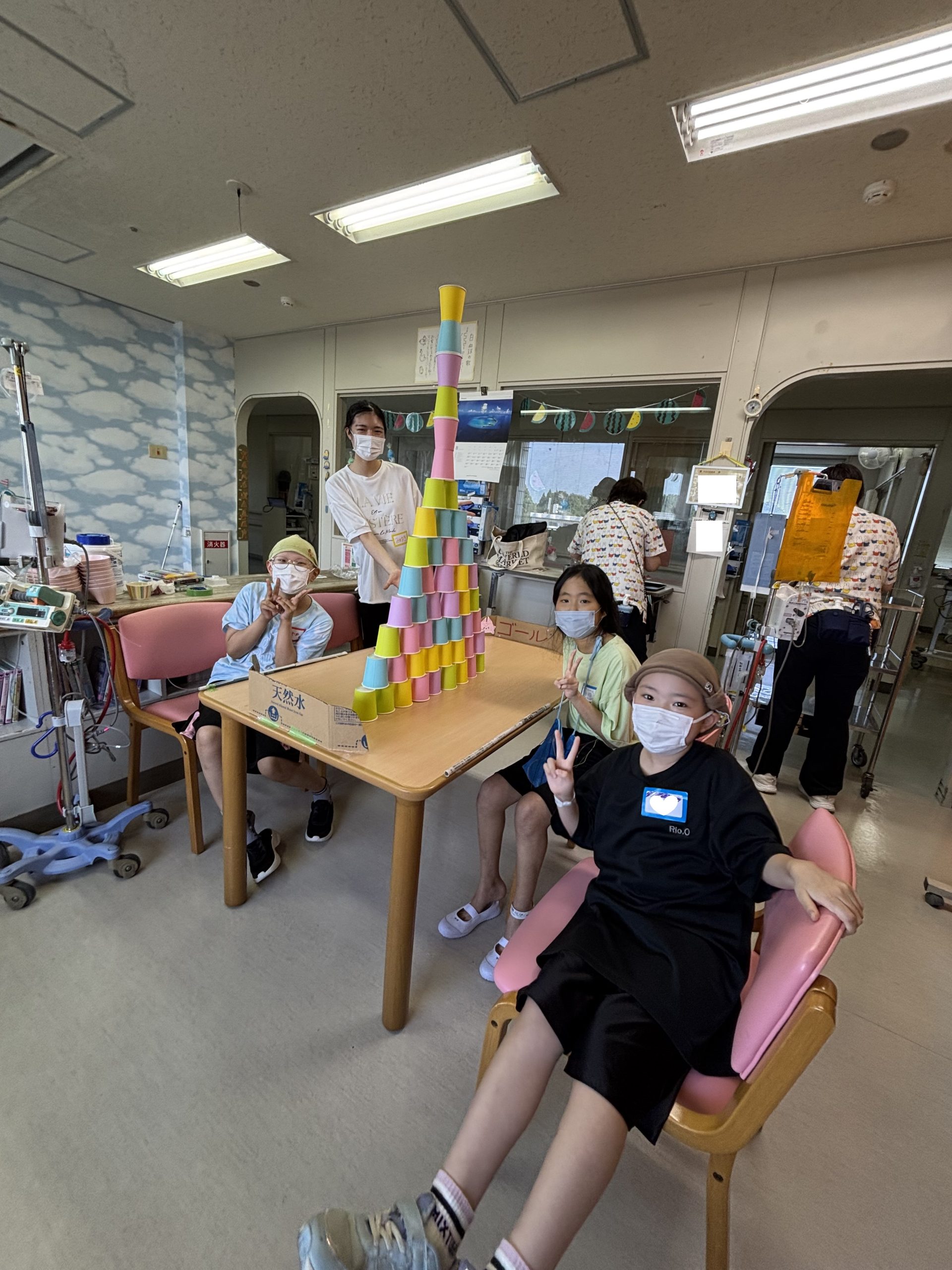 8月27日　千葉県こども病院　大学生とのテーブルホッケー＆紙コップタワー