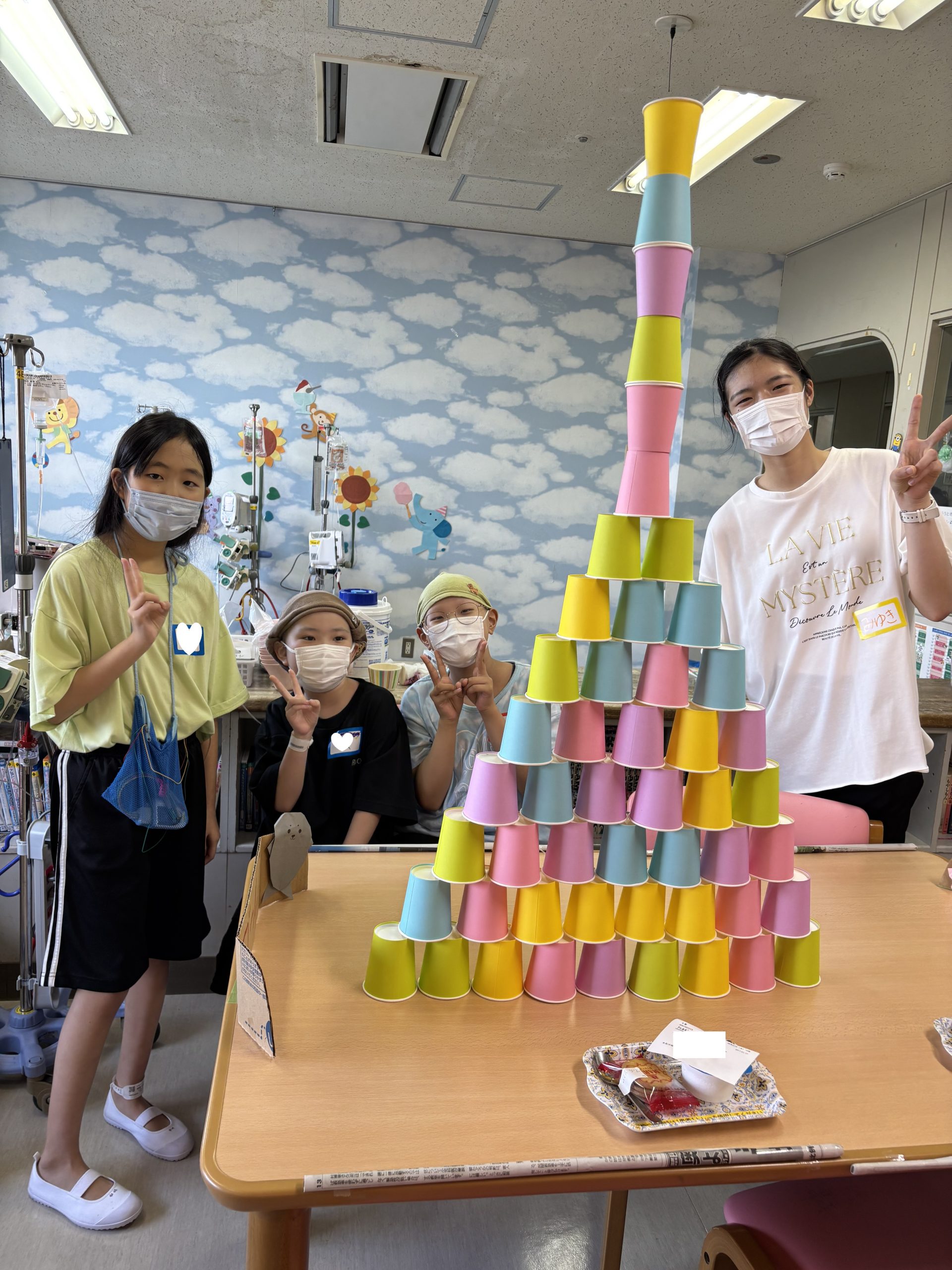 8月27日　千葉県こども病院　大学生とのテーブルホッケー＆紙コップタワー