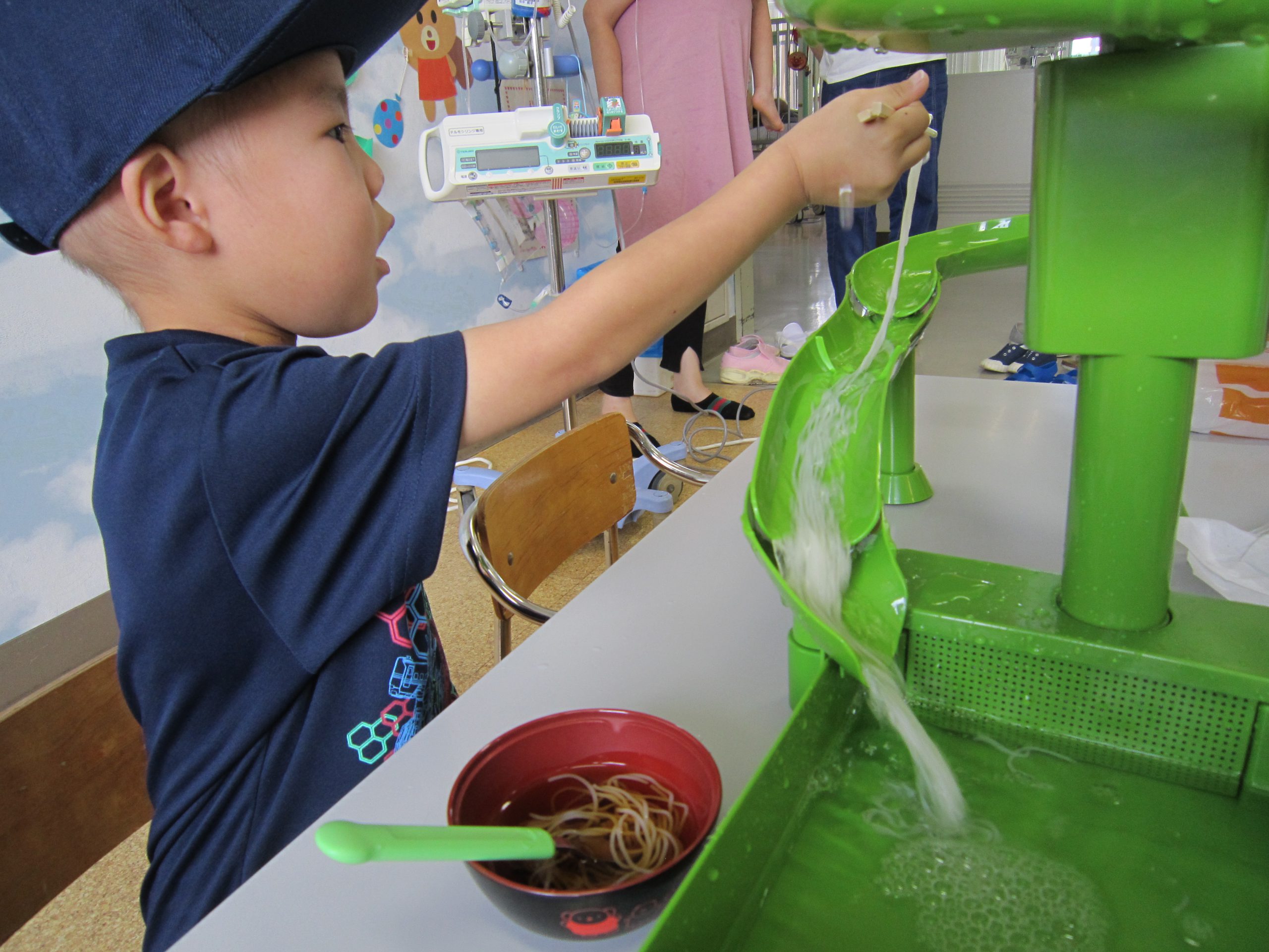 ８月14日　千葉県こども病院　流しそうめん