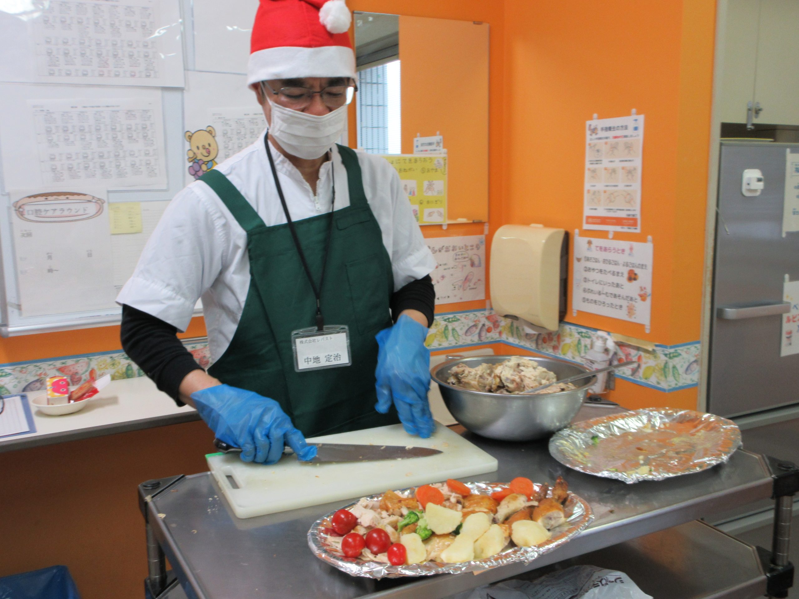 12月20日 千葉県こども病院　クリスマスのチキンを食べたよ