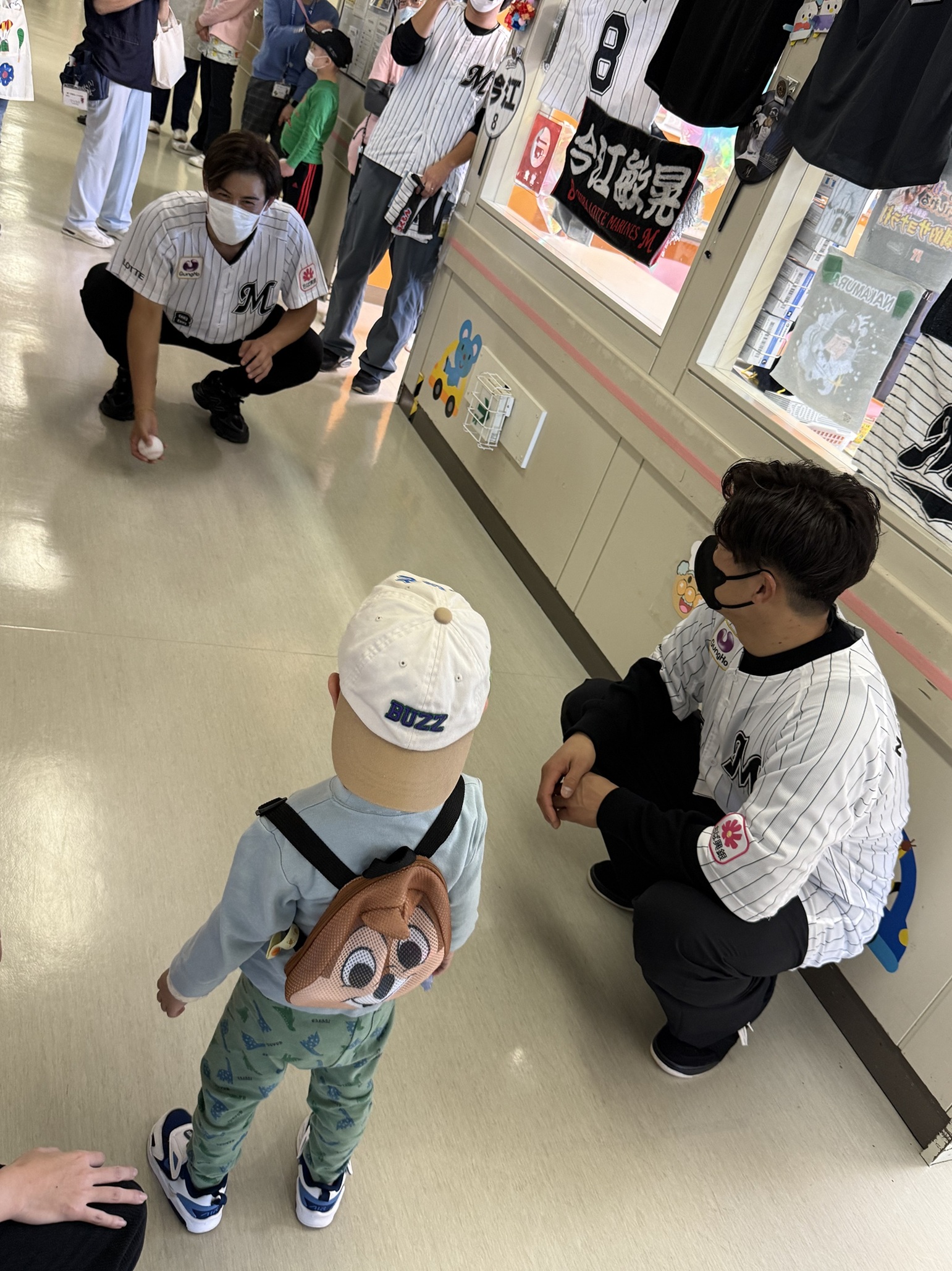 12月15日 千葉県こども病院 今江敏晃さん・中村奨吾選手の病棟訪問