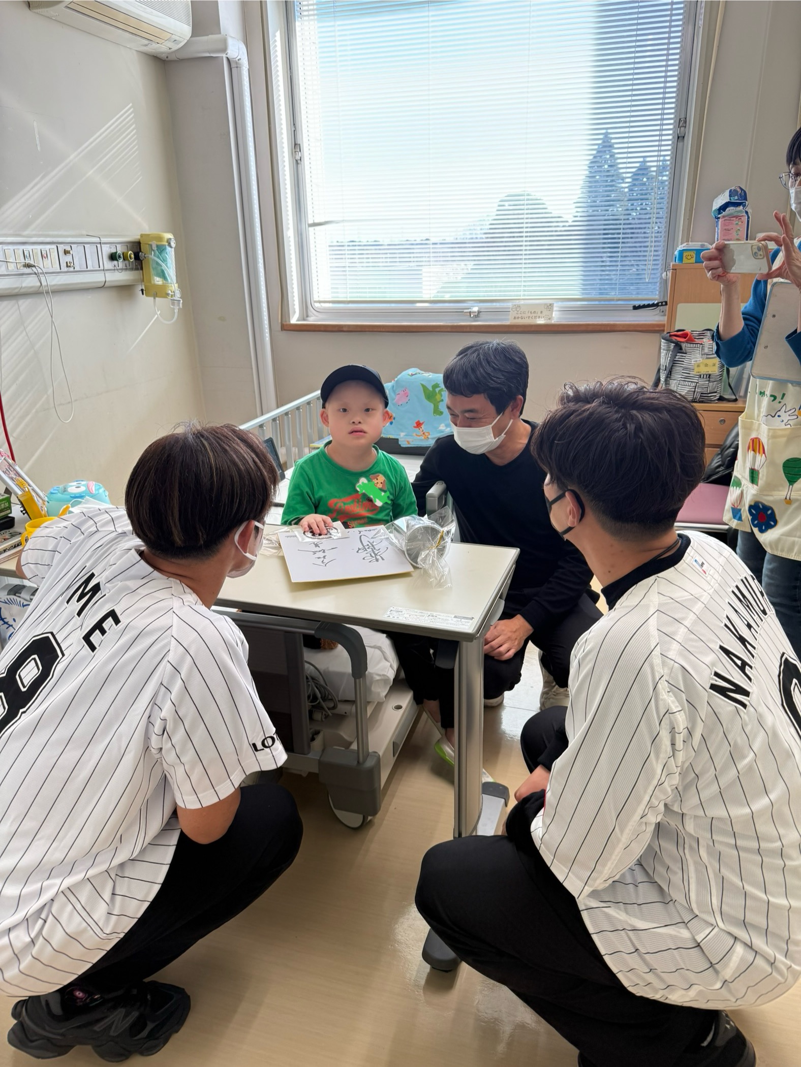 12月15日 千葉県こども病院 今江敏晃さん・中村奨吾選手の病棟訪問