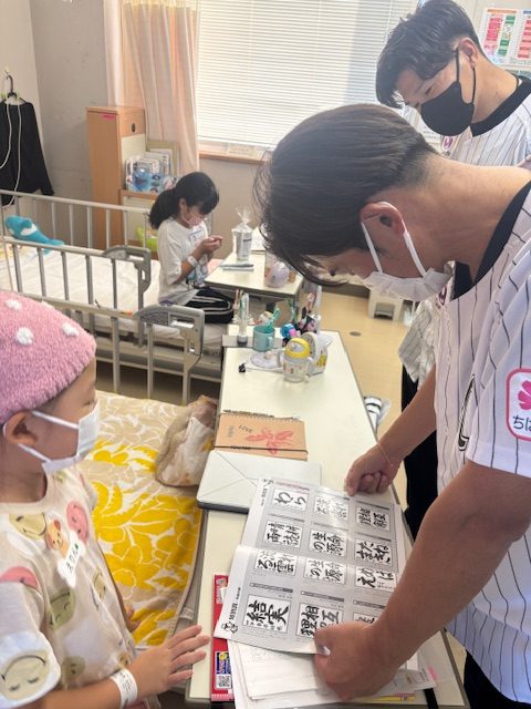 12月15日 千葉県こども病院 今江敏晃さん・中村奨吾選手の病棟訪問