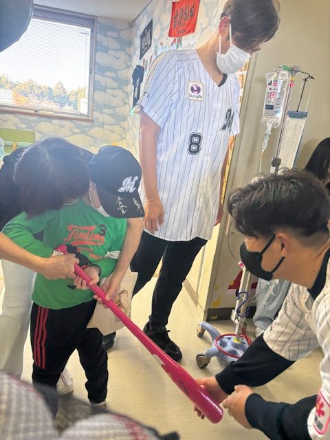 12月15日 千葉県こども病院 今江敏晃さん・中村奨吾選手の病棟訪問